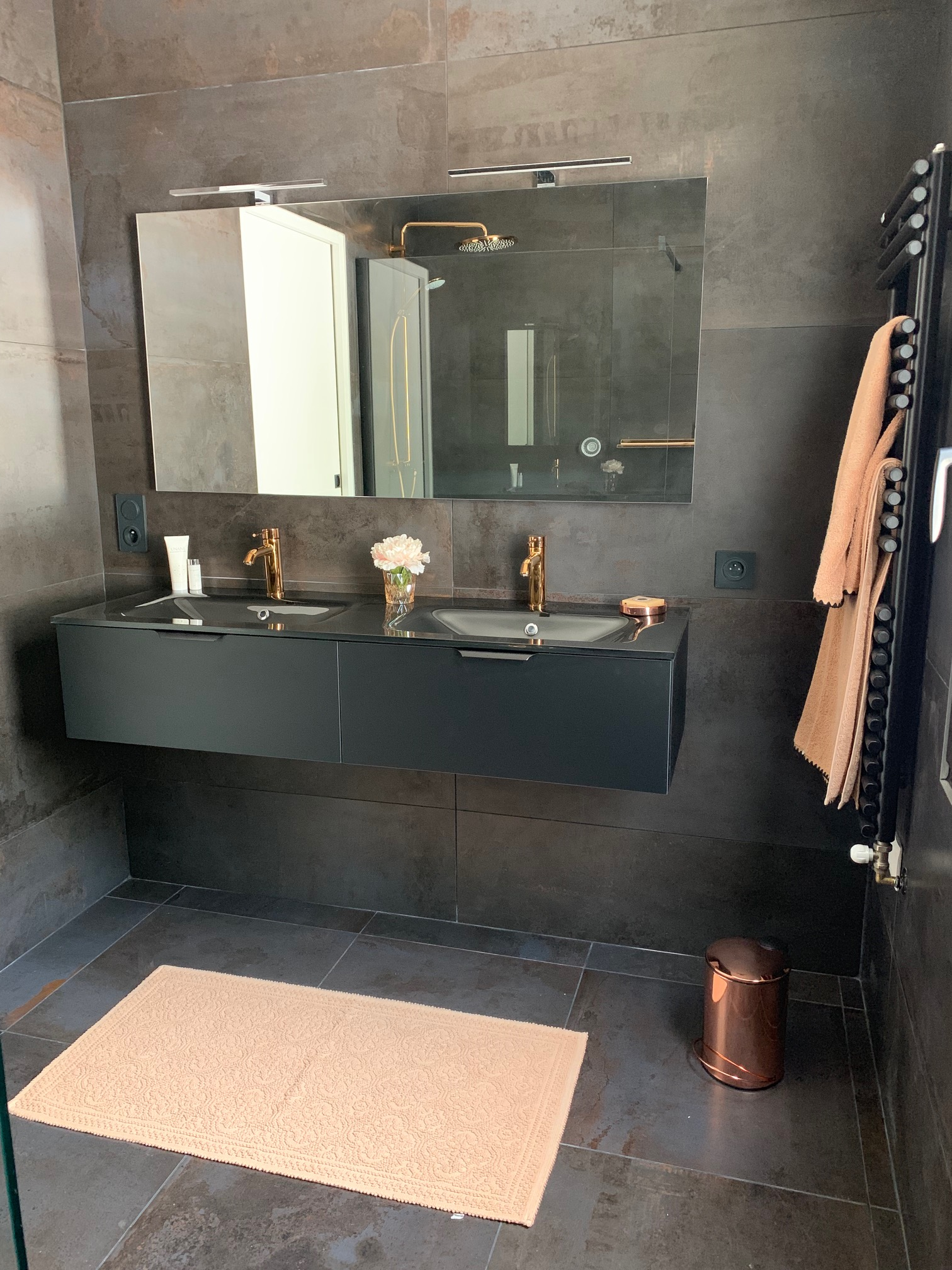 Salle de bain sur mesure réalisée par Les Salles de bains d'Inès à Guidel